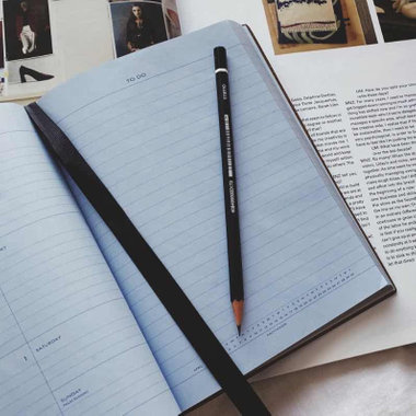 「ジャーナリング」のススメ|書く瞑想とも呼ばれるジャーナリングのコツを、スマイソンが伝授。